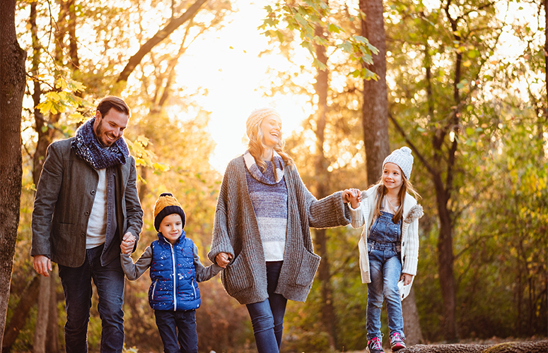 Familie på gåtur i efterårsvejr