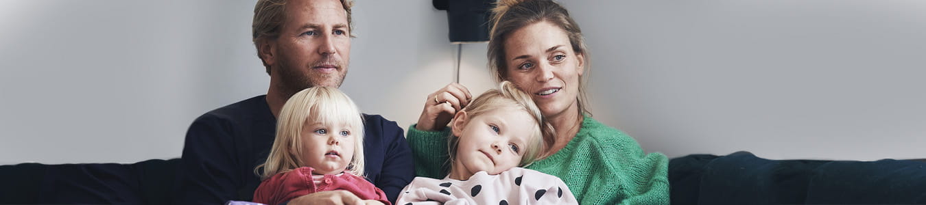Familie sidder i sofaen