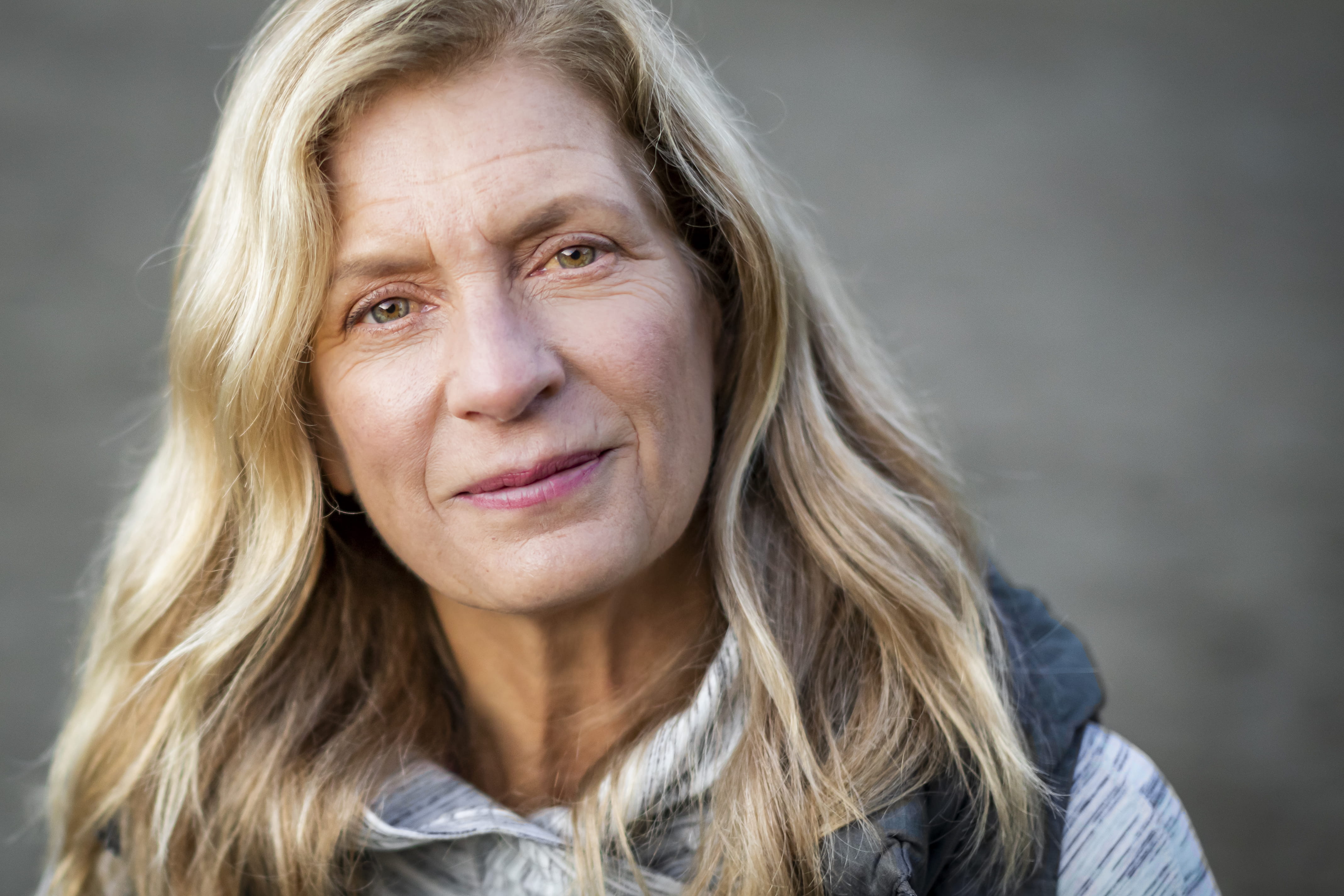 Kvinde kigger ind i kameraet