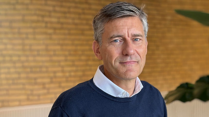 Pæn mand kigger ind i kameraet